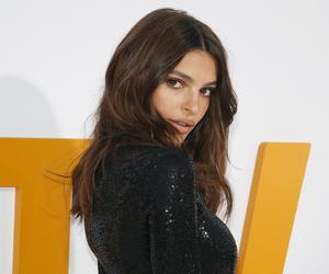 Emily Ratajkowski fruwa nago! Ma na sobie tylko liny