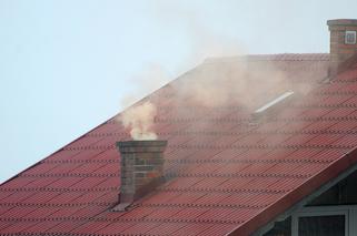 U sąsiada leci podejrzany dym z komina, strażnicy odbierają sporo takich telefonów [AUDIO]