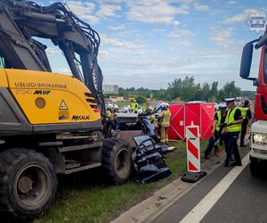 Tragedia na A4. W koparkę wjechał samochód. W środku było 5 osób