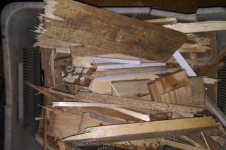 Bydgoszczanin ogrzewał dom starymi meblami! Do niczego się nie przyznał. Zaskakujący finał