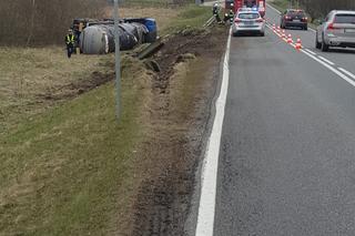 Cysterna z płynnym asfaltem wypadła z drogi