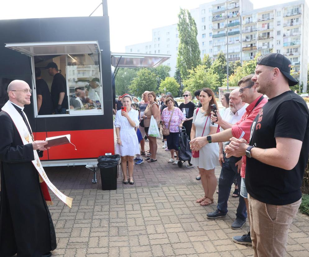 Otwarcie budki z kebabem Filipa Chajzera na Ursynowie