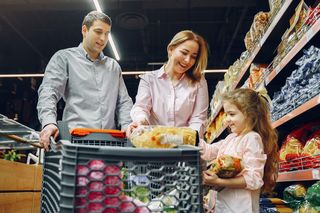 Sklepy otwarte 17.03.2024 - Żabka, Biedronka, Lidl, Auchan, Dino, Carrefour. Do której godziny są czynne?