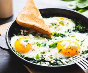 Zamiast kanapek z szynką i serem, przygotuj te grzanki. Proste i eleganckie śniadanie