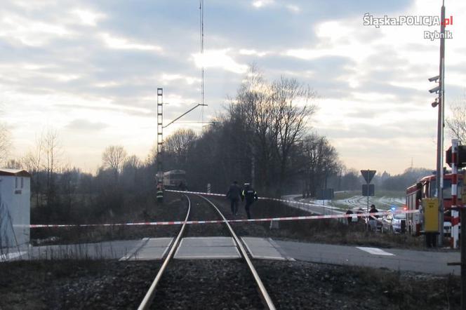 Mężczyzna wjechał pod jadący pociąg