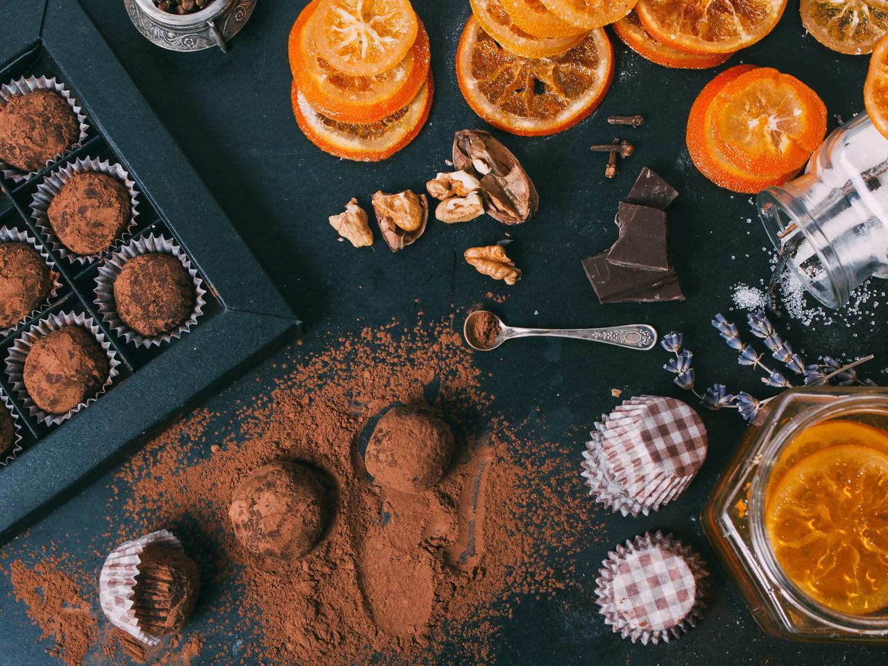 Domowe trufle piernikowe: pomysł na jadalny prezent 