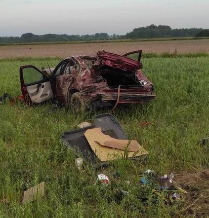 Olesno. 19-letni kierowca dachował w przydrożnym rowie. Całkowicie rozbił seata