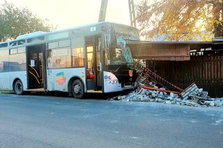 Autobus wjechał w posesję