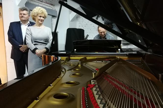 Filharmonia Pomorska w Bydgoszczy zyskała dwa nowe fortepiany! [ZDJĘCIA]