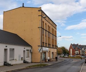 Ciało Adama znaleźli w mieszkaniu w Śremie. Obok była jego córeczka.