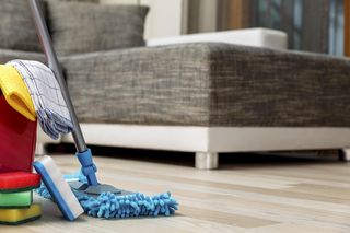 Mieszam wodę z 50 ml tego płynu i pryskam na panele podłogowe. Parkiet jest jak nowy. Nie muszę szorować, ani lakierować płytek. Sposób na czyszczenie podłogi 