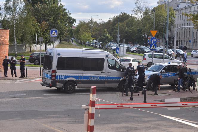 POLICJANCI ROZKRACZYLI SIĘ POD NOSEM KACZYŃSKIEGO 