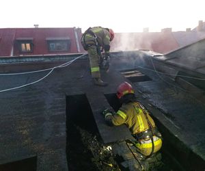 Nocny pożar poddasza w Zabrzu. Jedna osoba poszkodowana 