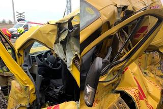 Koszmarny wypadek na przejeździe kolejowym! Kurier DHL wjechał prosto pod pociąg [ZDJĘCIA]