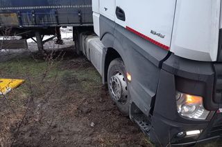 Tir zakopał się w błocie