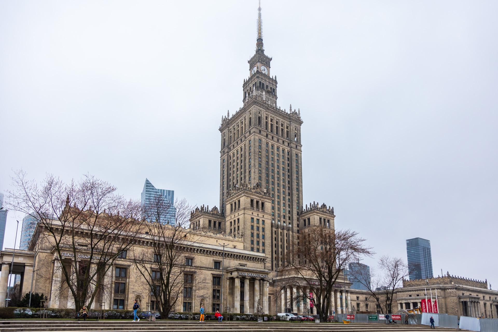 Zobacz najbrudniejsze warszawskie budynki - zdjęcia. Wypiękniałyby, gdyby je umyć