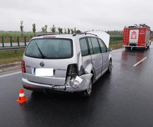 Poważny wypadek na S5 koło Leszna. Samochód uderzył w małzeństwo