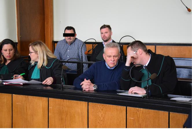 MIROSLAW KARAPYTA W SADZIE 