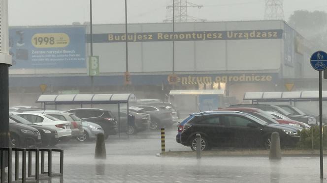 Potężna nawałnica nad Warszawą. Spadły hektolitry deszczu!