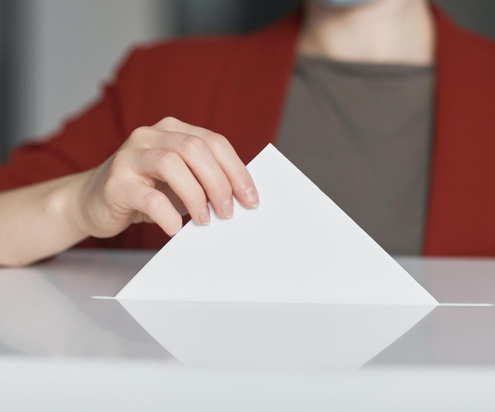 Druga tura wyborów samorządowych 2024. Kiedy będą wyniki? Do której można głosować?