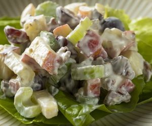 Sałatka z selera naciowego i jabłek z winogronami. Ożywcza dawka witamin