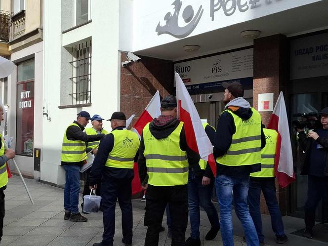 Kalisz. Rolnicy protestowali przed biurami poselskimi 