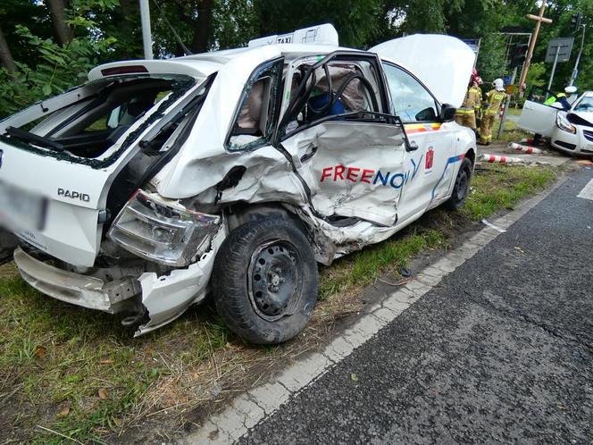 Dramatyczny wypadek na S8. Opel huknął w taksówkę, ciężarna kobieta w szpitalu