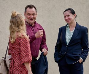 Na Wspólnej odc 4089. Renata (Marta Jankowska), Sławek (Mariusz Słupiński), urzędniczka (Katarzyna Dworak)