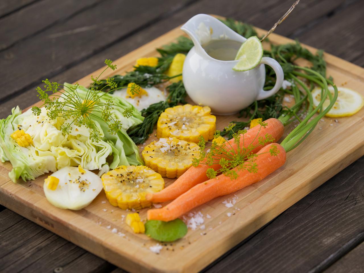 Surówka z młodej kapusty z kukurydzą [coleslaw]