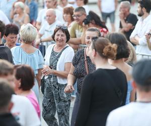 Potańcówka przed teatrem w Katowicach