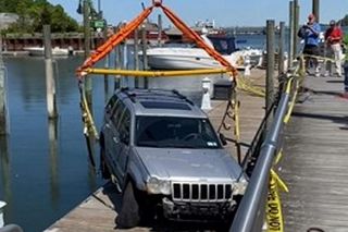 Pomylił gaz z hamulcem i zaparkował na molo