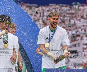 Kacper Tobiasz z jubileuszem w Legii. Walnął setkę i zgarnął puchar!