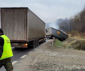 Wypadek w Lipowicy. Strażnicy graniczni z Sanoka wyciągnęli człowieka z płonącej ciężarówki