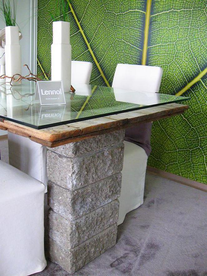 Skandynawski stół w salonie