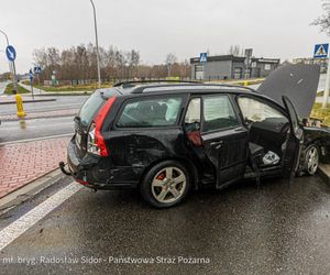 Ostrowiec Świętokrzyski. Dwa volvo roztrzaskane na skrzyżowaniu, są ranni