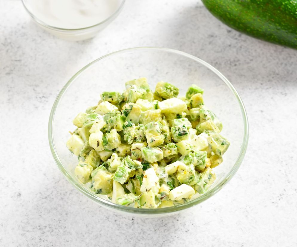 sałatka z awokado i jajek