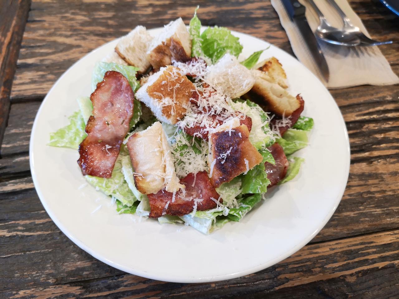 Zielona sałata z boczkiem - świetny dodatek do obiadu lub samodzielna przekąska