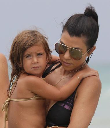 Kourtney Kardashian w stroju kąpielowym
