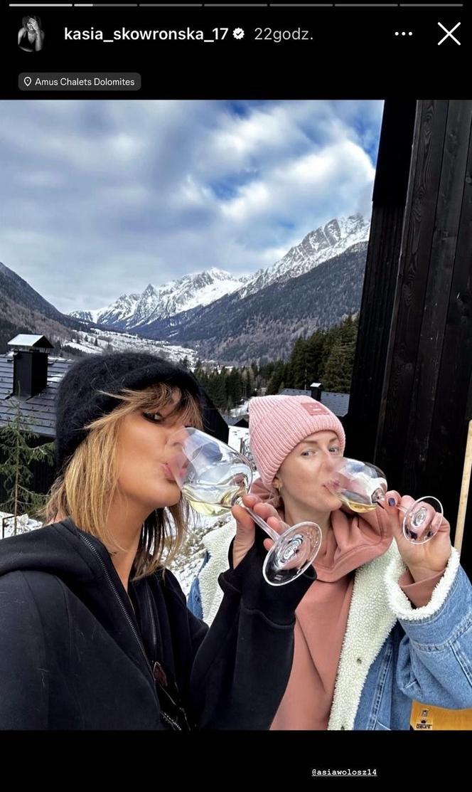 Katarzyna Skowrońska i Joanna Wołosz piją wino w górach