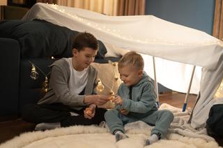 Biwak w domu to świetna alternetywa dla zabaw na podwórku 