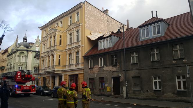 Wiatr zerwał elewację kamienicy przy ul. Pomorskiej w Bydgoszczy