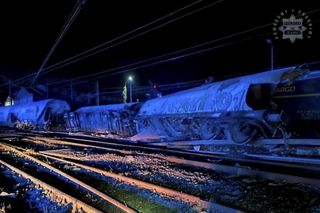 Zderzenie pociągów na Śląsku! Oba składy się wykoleiły. Nocny wypadek w Kuźni Raciborskiej [ZDJĘCIA]