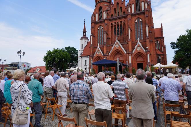 Boże Ciało 2024. Tłumy wiernych przeszły w procesji ulicami Białegostoku