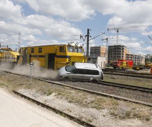 Kontrolowane zderzenie pociągu z osobówką