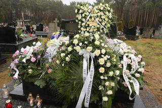 Pogrzeb po masakrze w Rozniszewie. Ogromne serce z białych róż