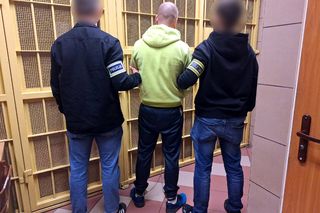 Bestialskie ataki na starsze kobiety w Warszawie. Policja zatrzymała podejrzanego. Zdradził go ślad na torebce