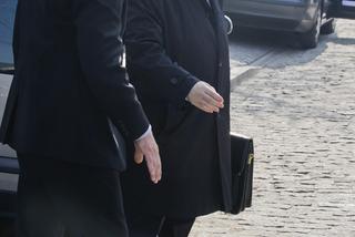 Co Jarosław Kaczyński nosi w teczce?