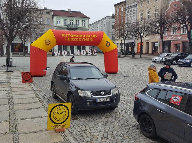 Z Rynku w Lesznie wystartował Rajd WOŚP. To najstarszy taki rajd w Polsce grający dla Orkiestry