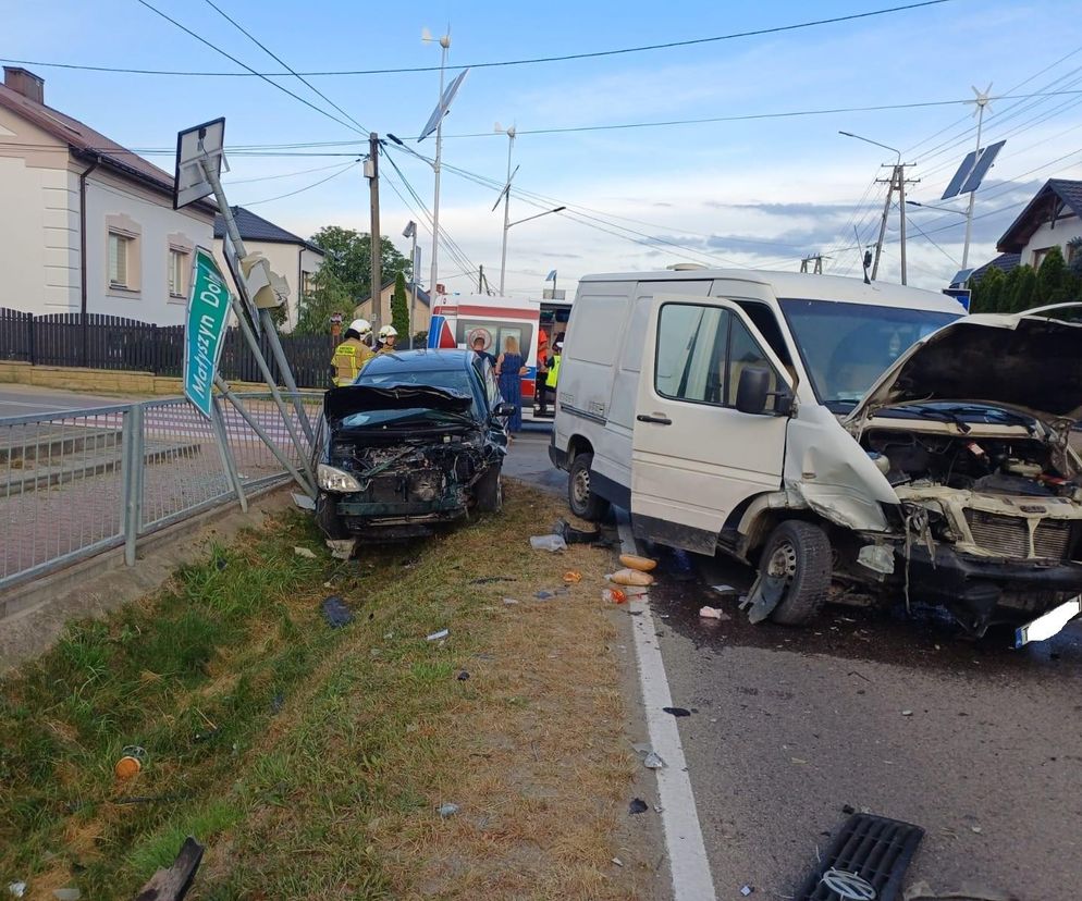 W Małyszynie bus zderzył się z samochodem osobowym