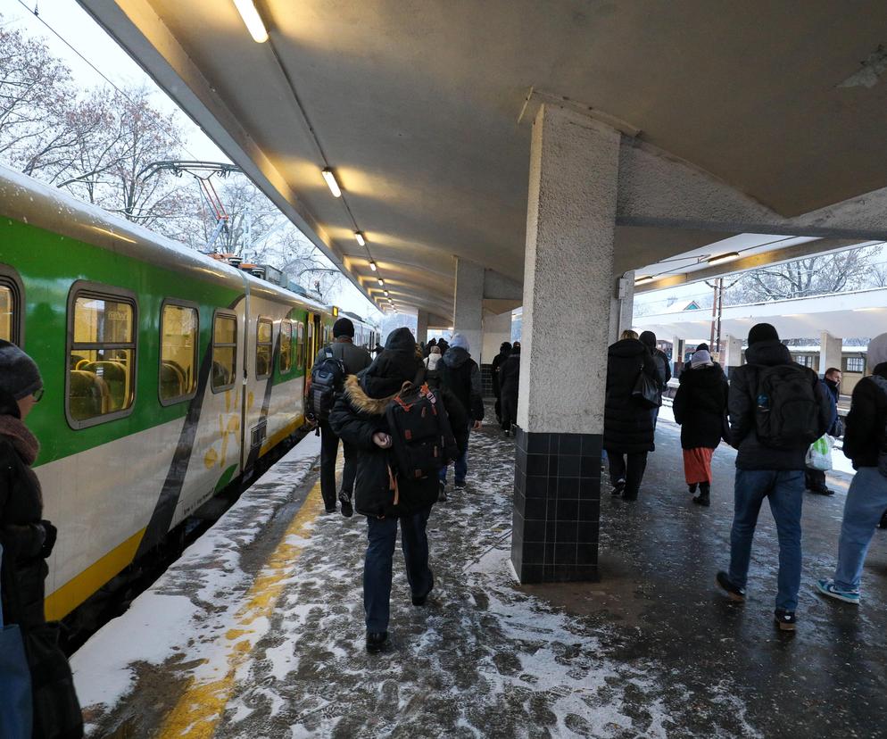 Zima sparaliżowała transport publiczny. Pociągi w całym kraju opóźnione do czterech godzin 